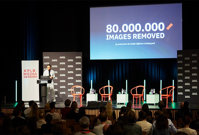 Jacques Alomo auf einer XPLR Media Konferenzbühne