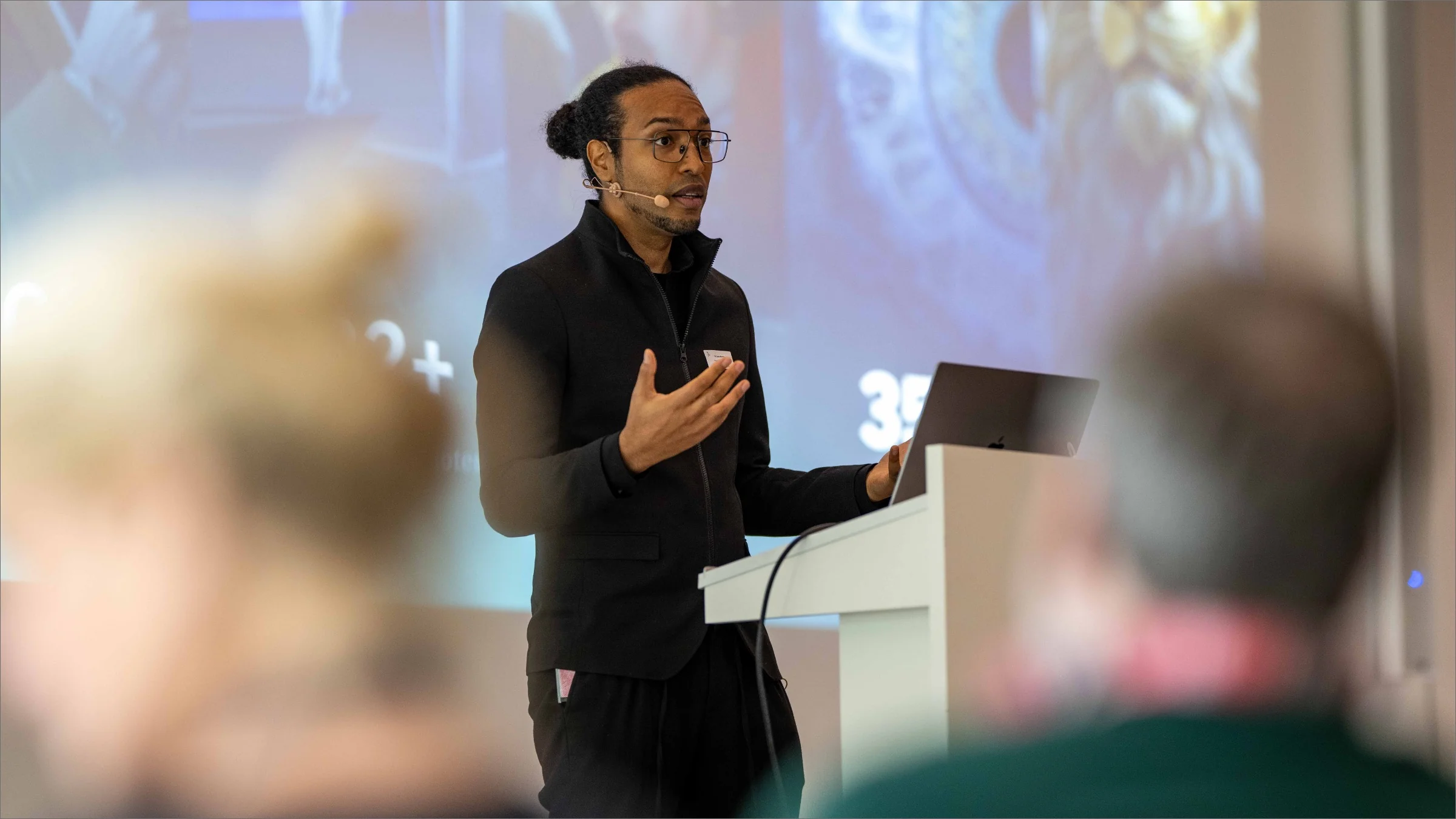 Jacques Alomo bei einer KI-Keynote am Rednerpult